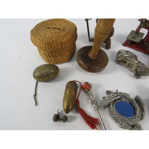 421 - Antique Haberdashery Collectables Inc Miniatures Novelty Roller Skates Etc x 11 457974