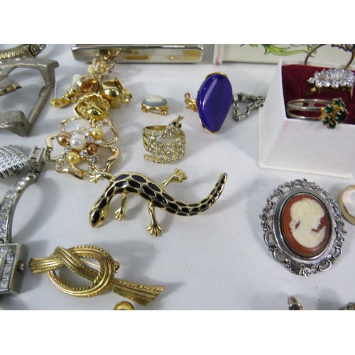 575 - Selection of various costume jewellery including Brooches, Necklaces, Pearls etc.