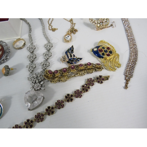 575 - Selection of various costume jewellery including Brooches, Necklaces, Pearls etc.