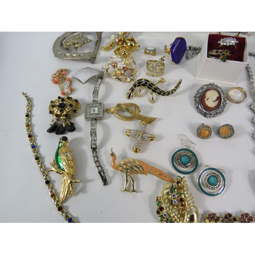 575 - Selection of various costume jewellery including Brooches, Necklaces, Pearls etc.