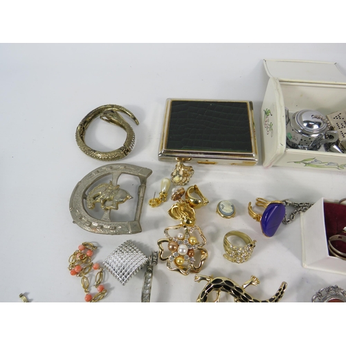 575 - Selection of various costume jewellery including Brooches, Necklaces, Pearls etc.