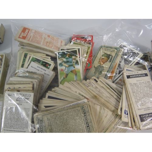 609 - Large selection of various sets of loose cigarette cards.