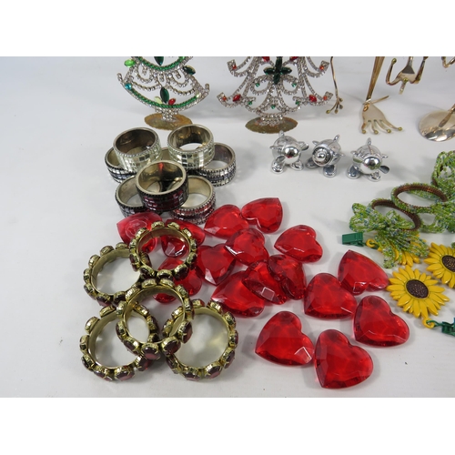 624 - Mixed lot of Table decorations, Virgin atlantic cruet pots and napkin rings etc.