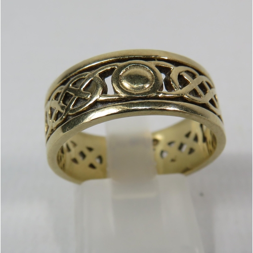 267a - 9ct Gold Celtic 8mm wedding ring, size R.5. 6.2 grams