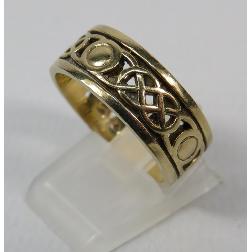 267a - 9ct Gold Celtic 8mm wedding ring, size R.5. 6.2 grams