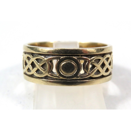 267a - 9ct Gold Celtic 8mm wedding ring, size R.5. 6.2 grams