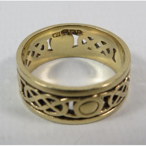 267a - 9ct Gold Celtic 8mm wedding ring, size R.5. 6.2 grams