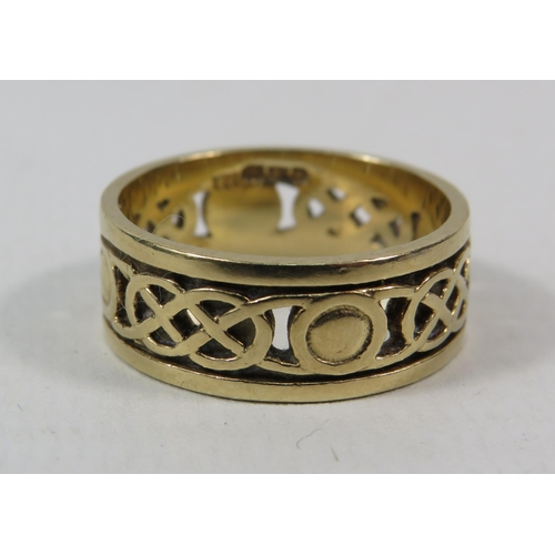 267a - 9ct Gold Celtic 8mm wedding ring, size R.5. 6.2 grams