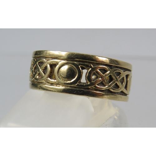 267a - 9ct Gold Celtic 8mm wedding ring, size R.5. 6.2 grams