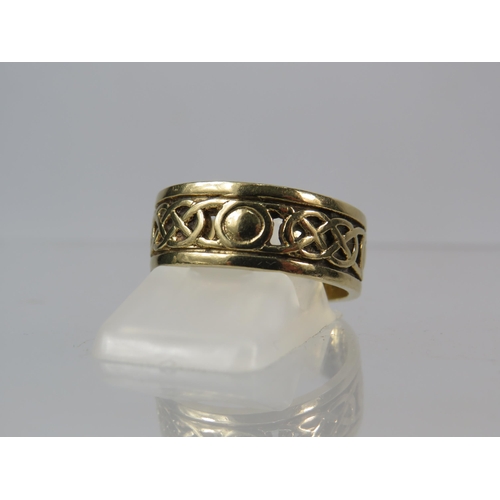 267a - 9ct Gold Celtic 8mm wedding ring, size R.5. 6.2 grams