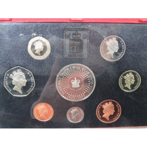 822 - Two Royal Mint Coin sets from 1993 & 1997 plus a mint QEII UK Crown. See photos.