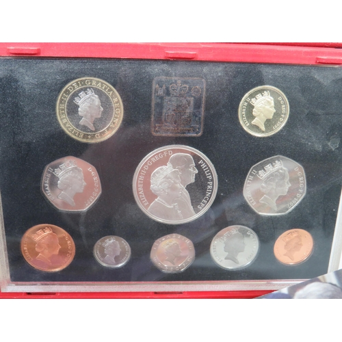 822 - Two Royal Mint Coin sets from 1993 & 1997 plus a mint QEII UK Crown. See photos.