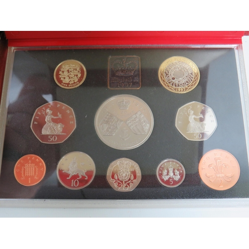 822 - Two Royal Mint Coin sets from 1993 & 1997 plus a mint QEII UK Crown. See photos.