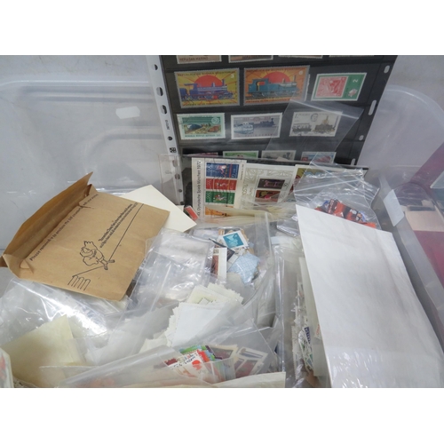 836 - Specimin and presentation packs, plus a large selection of Loose Stamps, Stamps on paper. See photos