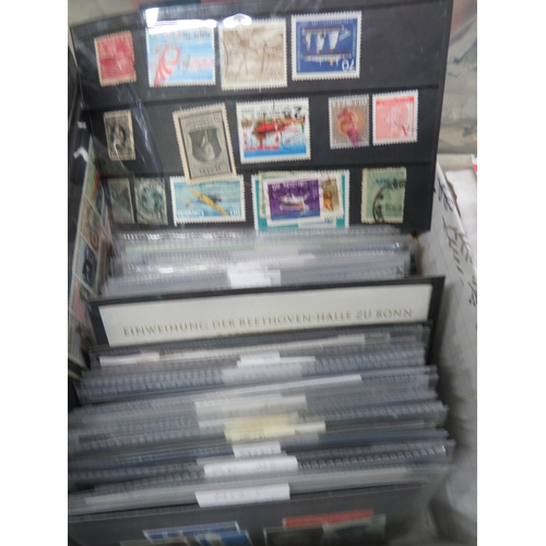 836 - Specimin and presentation packs, plus a large selection of Loose Stamps, Stamps on paper. See photos