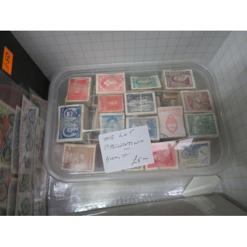 836 - Specimin and presentation packs, plus a large selection of Loose Stamps, Stamps on paper. See photos