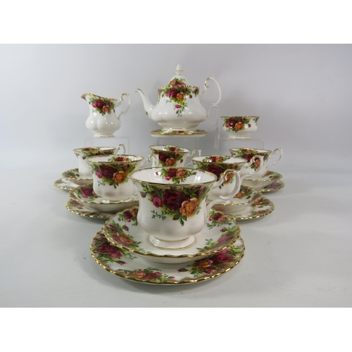 659 - Royal Albert Old Country Roses teaset with teapot stand, 22 pieces in total.