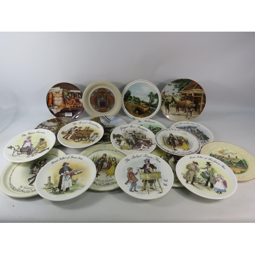 671 - Large selection of various collectors plates, Wedgwood, Royal Doulton, Hornsea etc