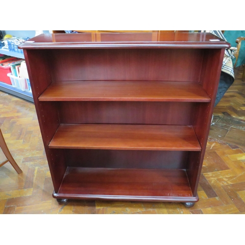 781 - Darkwood Bookcase in very good condition with two adjustable height shelves. Measures H:40 x W:36 xc... 