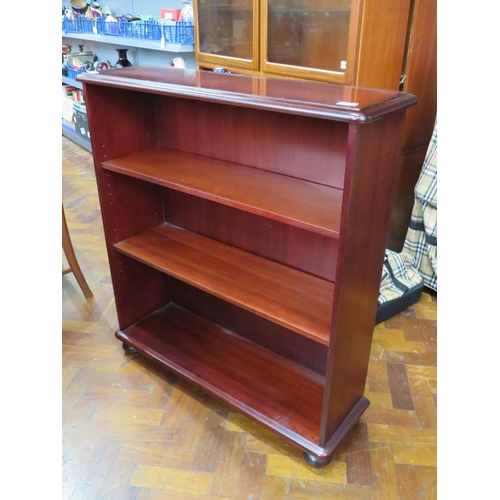 781 - Darkwood Bookcase in very good condition with two adjustable height shelves. Measures H:40 x W:36 xc... 