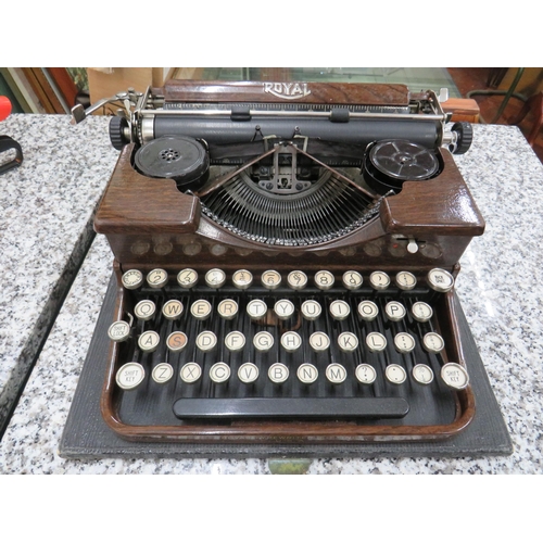 788 - 1920's era Royal portable typewriter in excellent condition and appears to be in working order. Wood... 