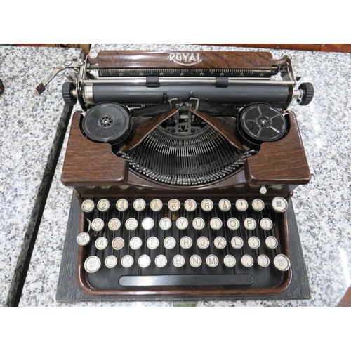 788 - 1920's era Royal portable typewriter in excellent condition and appears to be in working order. Wood... 