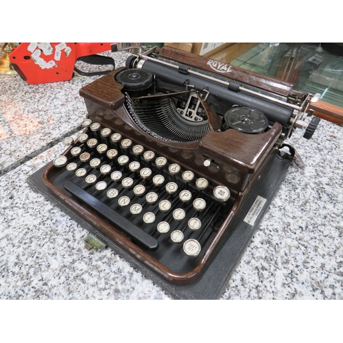 788 - 1920's era Royal portable typewriter in excellent condition and appears to be in working order. Wood... 