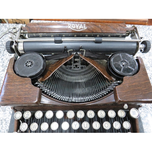 788 - 1920's era Royal portable typewriter in excellent condition and appears to be in working order. Wood... 