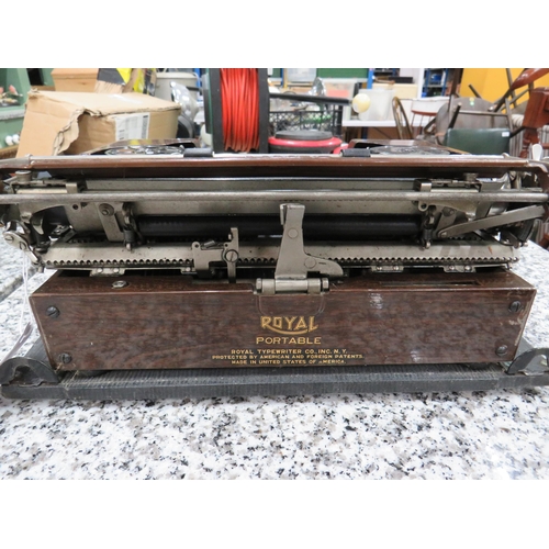 788 - 1920's era Royal portable typewriter in excellent condition and appears to be in working order. Wood... 