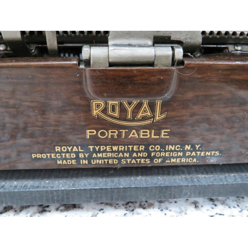 788 - 1920's era Royal portable typewriter in excellent condition and appears to be in working order. Wood... 