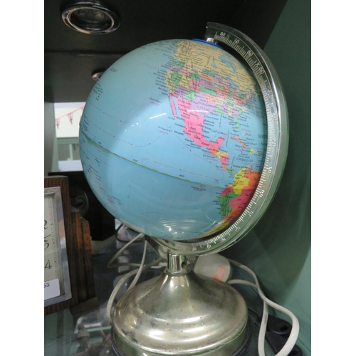 800 - Mixed Vintage lot to include an Art Deco mantle clock in running order, an illuminated Globe and a v... 