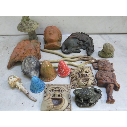 899 - Good mixed lot of Terracotta and ceramic/plastic garden ornaments. See photos   (please remember to ... 