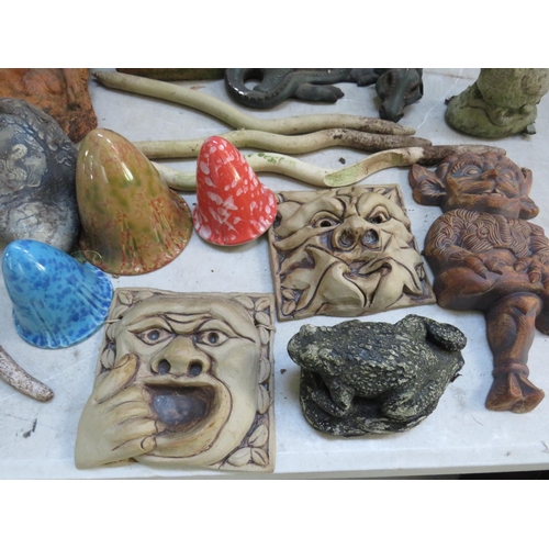 899 - Good mixed lot of Terracotta and ceramic/plastic garden ornaments. See photos   (please remember to ... 