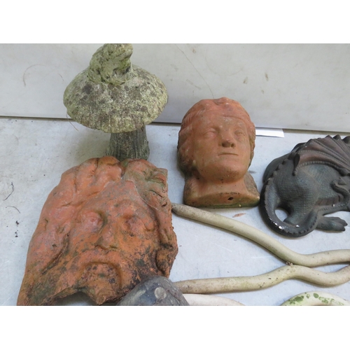 899 - Good mixed lot of Terracotta and ceramic/plastic garden ornaments. See photos   (please remember to ... 