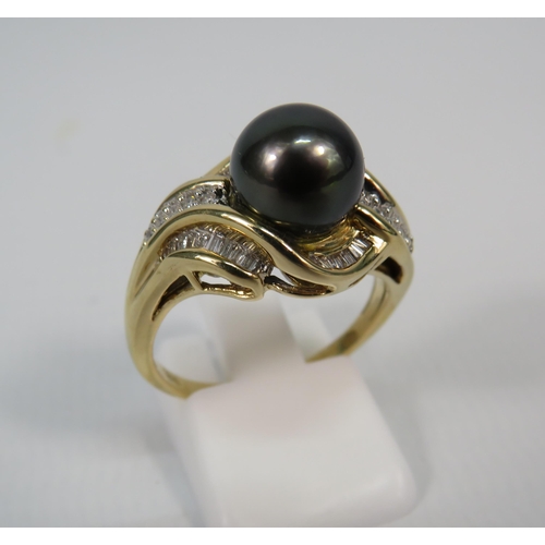 171a - 18ct yellow Gold Diamond and freshwater black pearl, finger size P. 7.1 Grams.