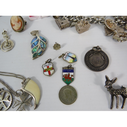 117 - Sterling silver jewellery lot to include a charm bracelet with 22 charms, Total silver weight 130 gr... 