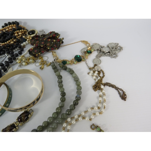 127 - Selection of vintage costume jewellery and compacts.