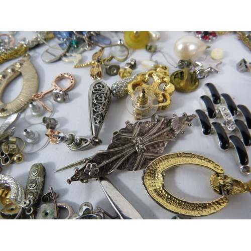 129 - Mixed lot of Sterling silver and costume jewellery rings and earrings.