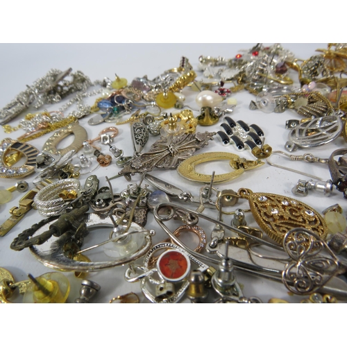 129 - Mixed lot of Sterling silver and costume jewellery rings and earrings.