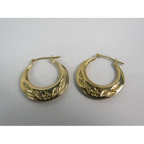 142 - Pair of 9ct yellow Gold creole earrings decorated with a flower and leaves, 1 gram.