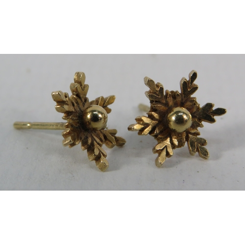 152 - Vintage 9ct Gold snowflake earrings (no backs) 1.2 grams.