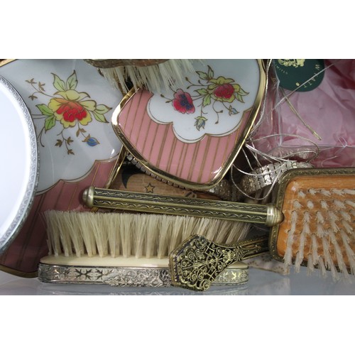 528 - Ladies Vanity Collectables Inc Hairbrushes, Accessories, Etc Joblot 2306399