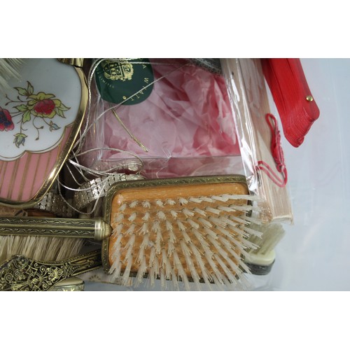 528 - Ladies Vanity Collectables Inc Hairbrushes, Accessories, Etc Joblot 2306399