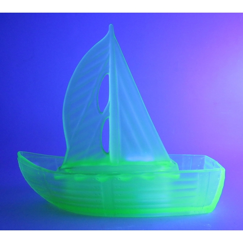 223 - Carl Shutte Uranium glass sailing boat, 9 1/4