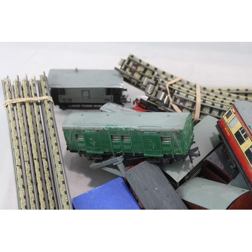 651 - Hornby Dublo OO Gauge Inc Coaches Wagons Etc Joblot UNTESTED  2306453