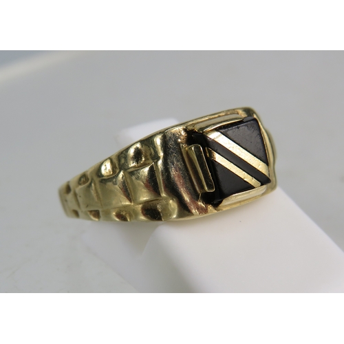 332 - 9ct gold onyx signet ring, finger size 