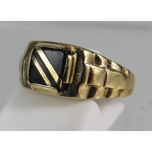 332 - 9ct gold onyx signet ring, finger size 