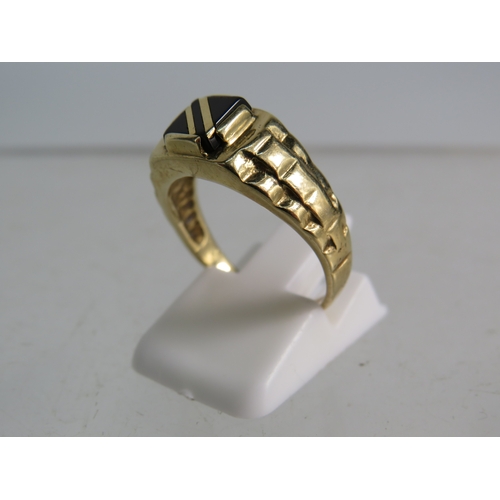 332 - 9ct gold onyx signet ring, finger size 