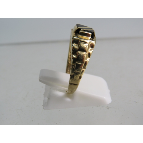 332 - 9ct gold onyx signet ring, finger size 