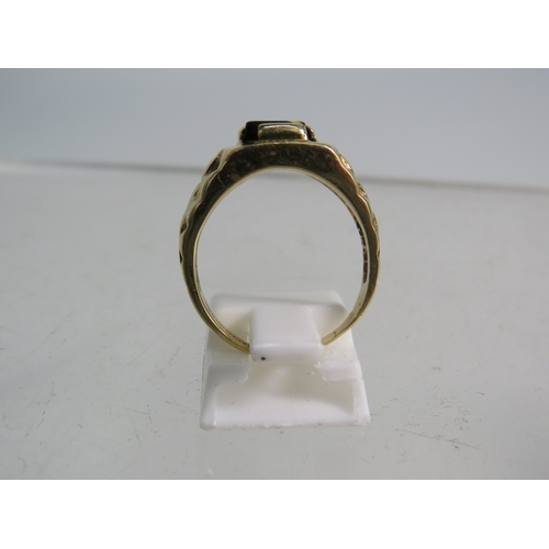 332 - 9ct gold onyx signet ring, finger size 